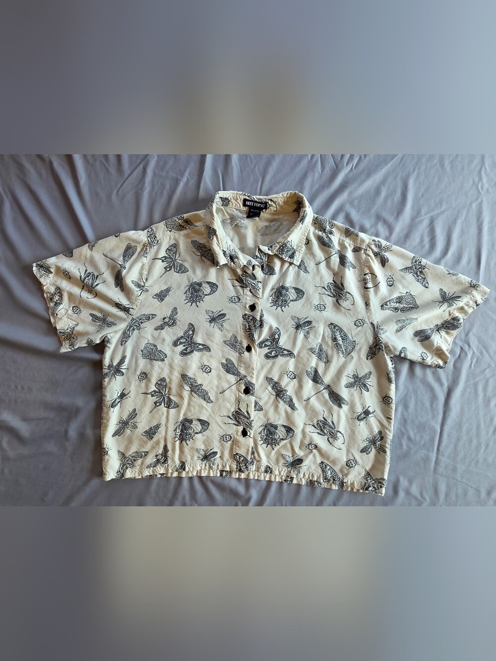 Hot Topic Bugs Boxy Girls Crop Woven Button-Up Shirt